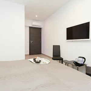 https://domus-arena.it-romehotels.com